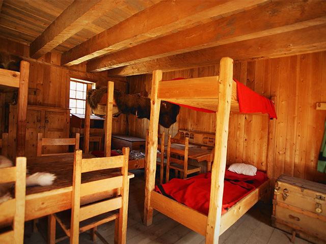 backpacking checklist top 10 hostel travel essentials sleep sheets for hostels