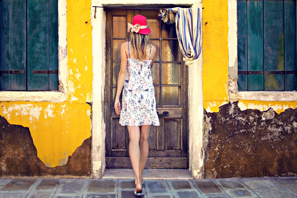 top-summer-dresses-for-a-trip-abroad