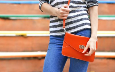 6 Purse Essentials Every Woman Should Bring on Summer Vacation